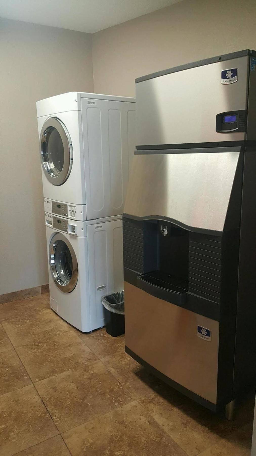 Qube Hotel - Polk City Bagian luar foto