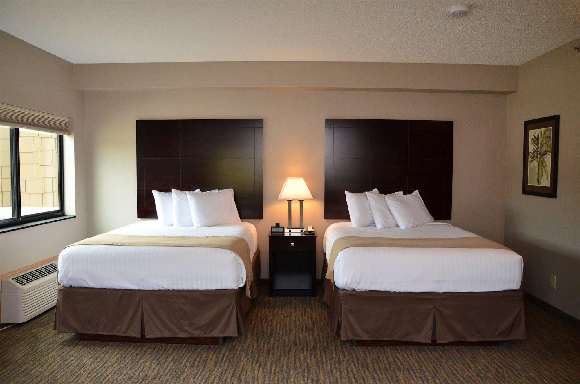 Qube Hotel - Polk City Bagian luar foto