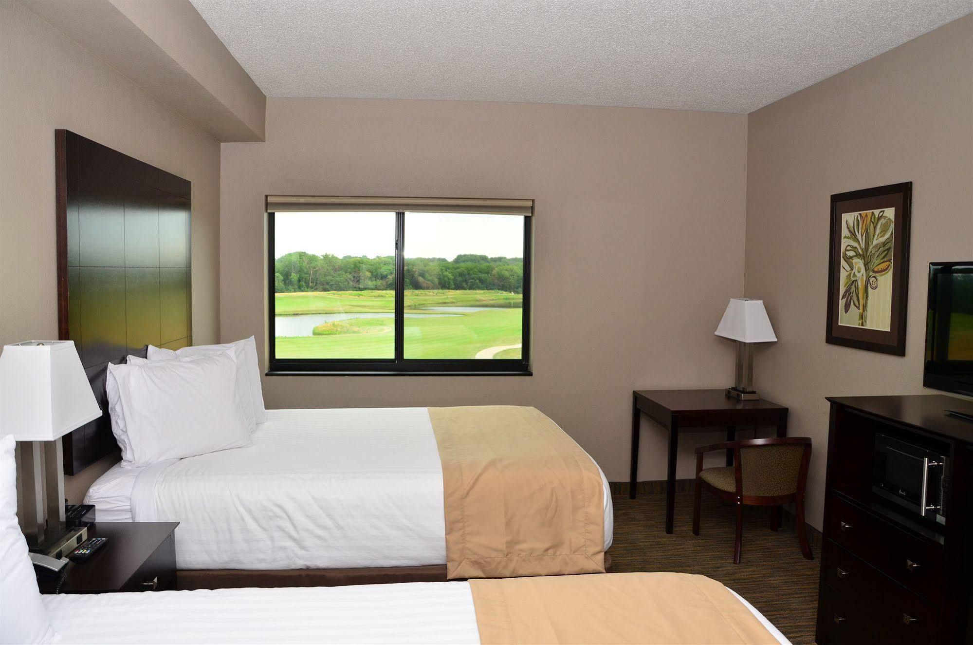 Qube Hotel - Polk City Bagian luar foto
