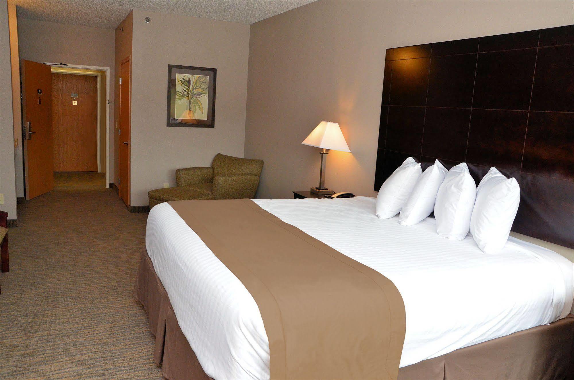 Qube Hotel - Polk City Bagian luar foto