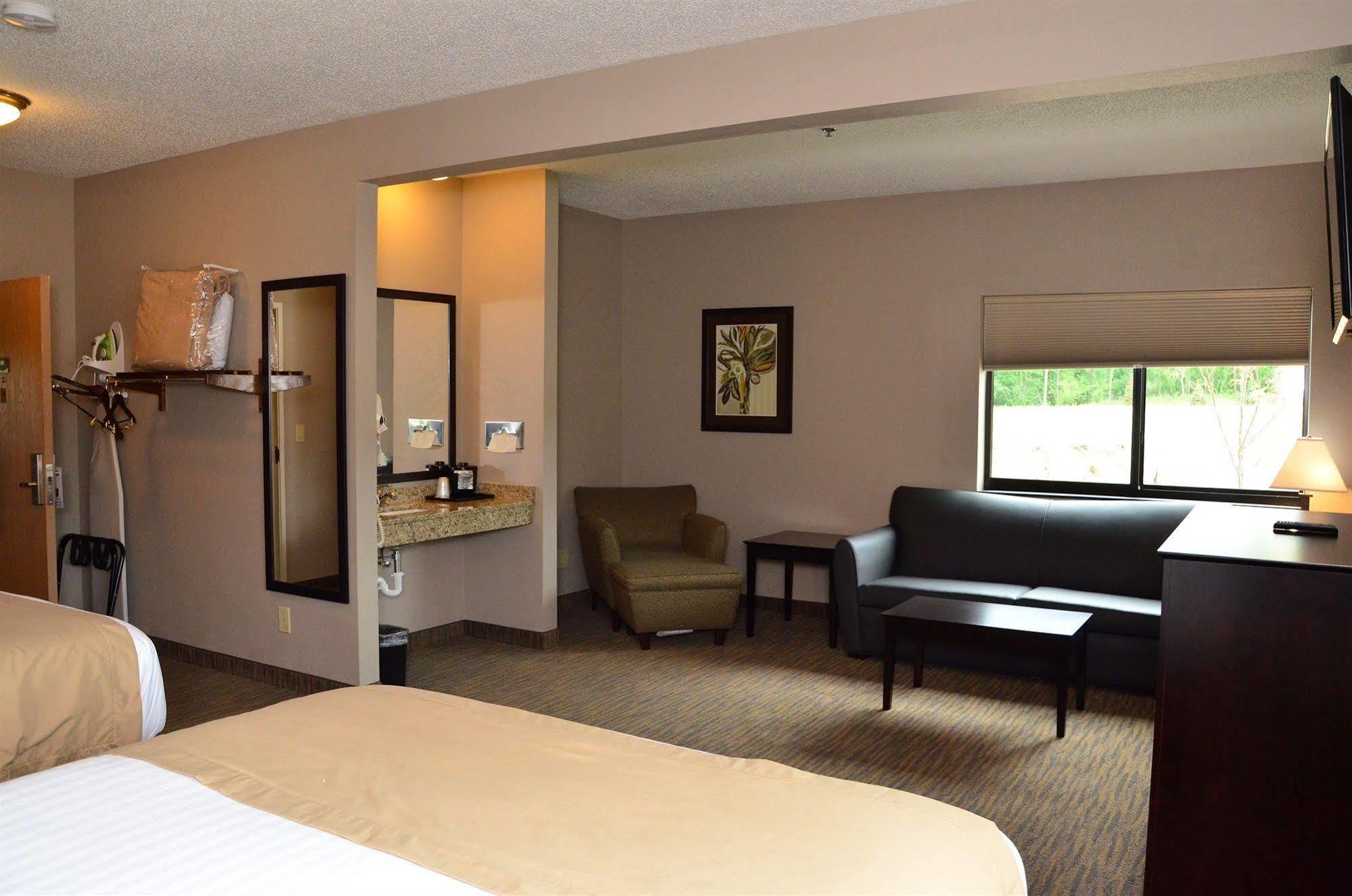 Qube Hotel - Polk City Bagian luar foto