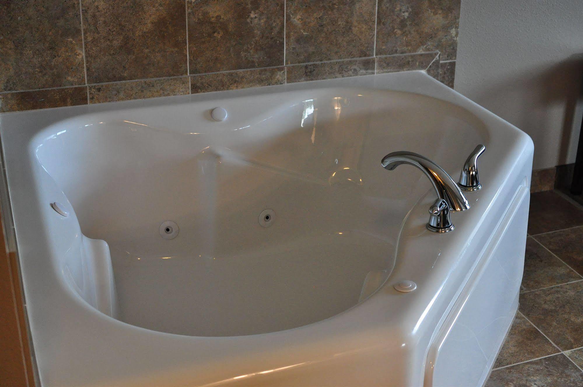 Qube Hotel - Polk City Bagian luar foto